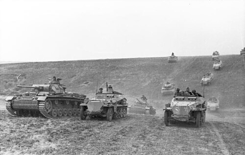 Bundesarchiv Bild 101I-218-0504-36, Russland-Süd, Panzer III, Schützenpanzer, 24.Pz.Div..jpg