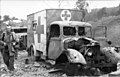 Bundesarchiv Bild 101I-497-3515A-29A, Im Westen, zerstörte Fahrzeugkolonne.jpg
