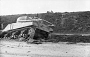 Bundesarchiv Bild 101I-694-0305-15A, Russland-Mitte, zerstörter russischer Panzer