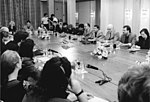Møte mellom sekretariatene for CDU (Tysklands kristendemokratiske union) og kristne medlemmer i den østtyske ungdomsorganisasjonen FDJ i september 1989. Møtet diskuterte oppløsningen av daværende og framtidige oppgaver i forbindelse med Tysklands gjenforening. Førstesekretær i FDJ sentralråd Eberhard Aurich og CDU-lederen Gerald Goetting sitter som nummer fire og tre fra høyre.