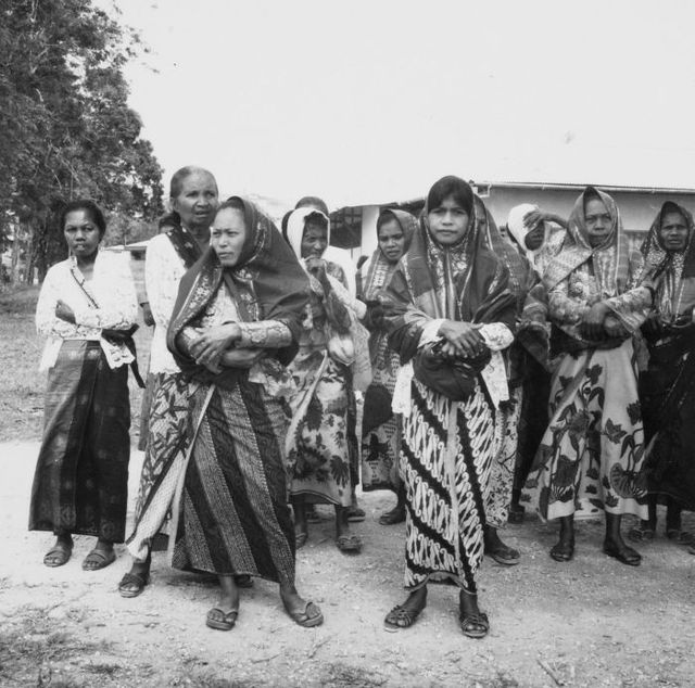 Onderdrukker Wiens Stiptheid File:COLLECTIE TROPENMUSEUM Vrouwen in traditionele kledij wachten op de  aankomst van de prauw van hun dorp bij een roeiwedstrijd TMnr 20000113.jpg  - Wikimedia Commons