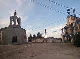 Calle Sol v Carpio de Azaba, s kostelem Panny Marie Nanebevzetí Panny Marie a radnicí.