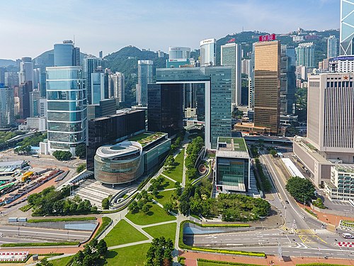 立法会综合大楼（左方），香港特别行政区政府总部（右方）