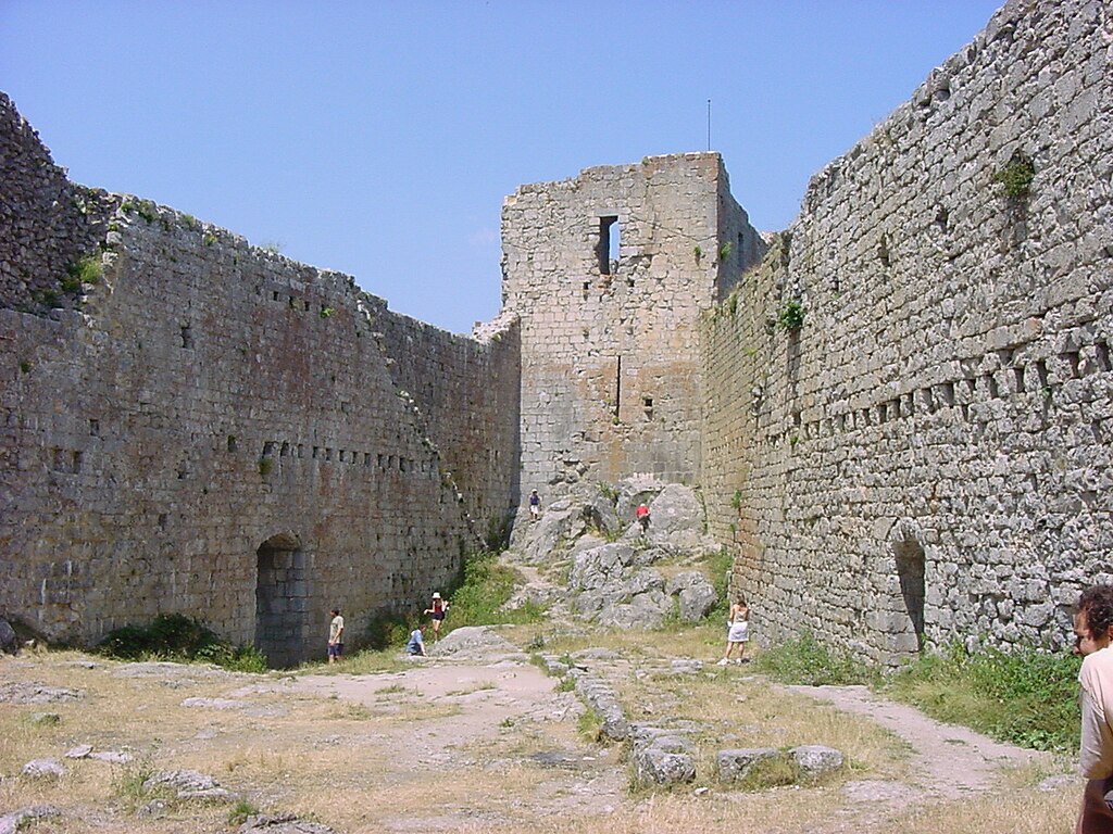 1024px-Chateau_de_Montsegur.jpg