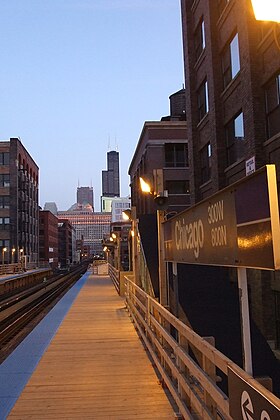 Utsikt over Willis Tower fra stasjonsplattformen