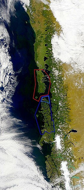 Las Guaitecas takımadaları, Chonos takımadaları (koyu mavi) ile kırmızıyla Chiloé takımadaları arasında açık mavi ile çevrili.