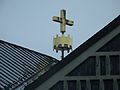 Christ-König-Kirche Ansbach, Dach mit Kreuz.JPG