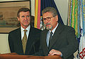 Puolustusministeri William Cohen presidentti Emil Constantinescun kanssa Pentagonissa vuonna 1998