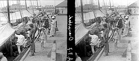 Collectie NMvWereldculturen, TM-10021447, Stereonegatief 'De pier in Oranjestad met barken, die beladen met vruchten uit Venezuela zijn aangekomen', fotograaf niet bekend, 1930.jpg