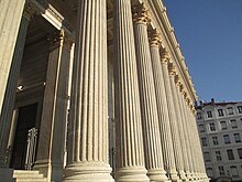 Colonnade palais de justice 04.JPG