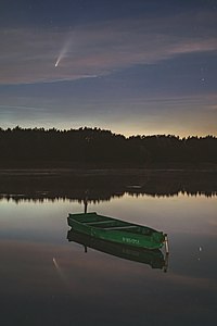 Comet NEOWISE above Borówno Lake Kometa Neowise, C/2020 F3 nad jeziorem Borówno, Polska Autor: Aneta Pawska