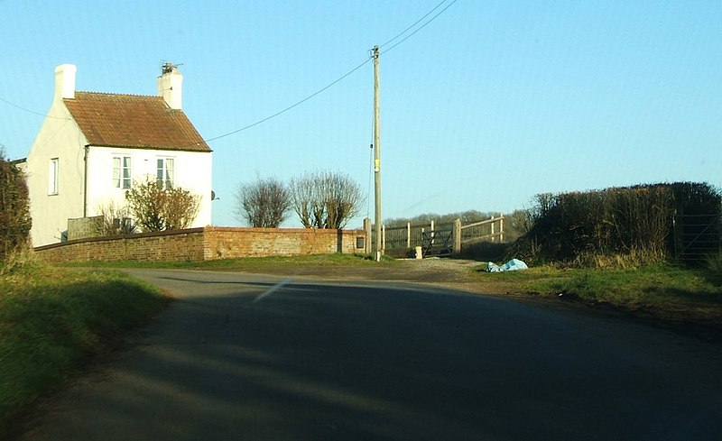 File:Cottage on Stock Hill - geograph.org.uk - 2827910.jpg