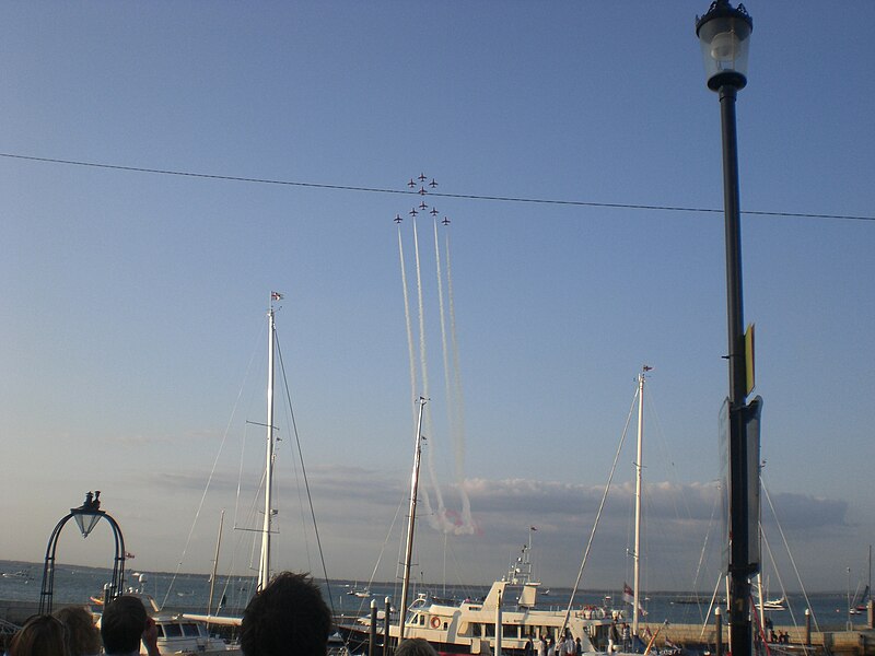 File:Cowes Week 2009 Red Arrows display 4.JPG