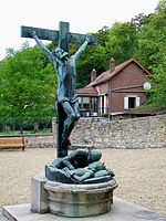 Crepy-en-Valois (60), monument aux morts, devant l'eglise, hameau de Bouillant.jpg
