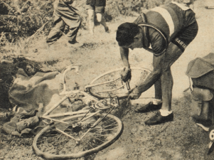 Photo en noir et blanc d'un cycliste professionnel en train de regonfler le pneu de son vélo.