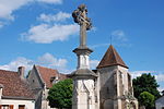 Cruz e igreja de Ainay-Le-Vieil (Cher - França) .JPG