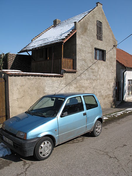 File:Dřínov (okres Kladno), auto před domem.jpg