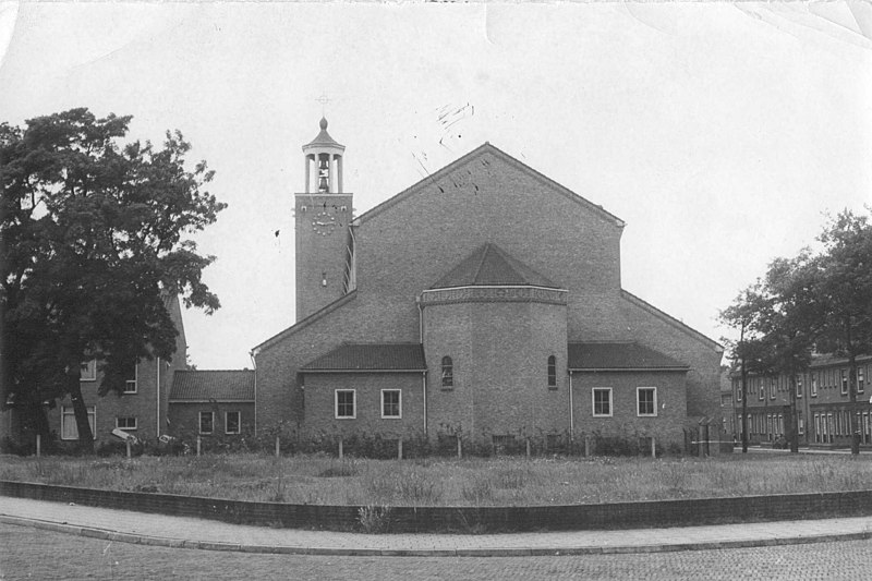 File:De achterzijde van de O.L.Vr. van Fatima-kerk. Gezien vanuit de Tollensstraat. Rechts panden aan de F20082.jpeg