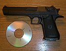 Сравнение размеров пистолета Mark XIX (калибр .357 Magnum) с компакт-диском