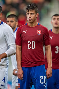 Dimitris Nikolaou & Adam Hložek, U21 CZE-GRE 2019-10-10 (recortado).jpg