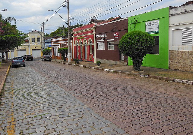 Rua em dia calmo em Sousas