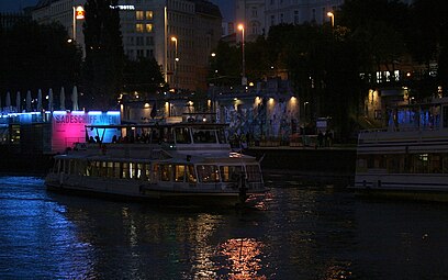 Donaukanal, Badeschiff