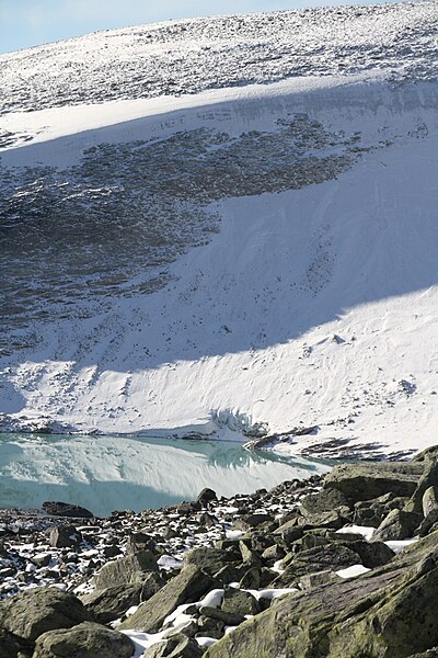 File:Dovre snöhetta Istjörni IMG 8965.JPG