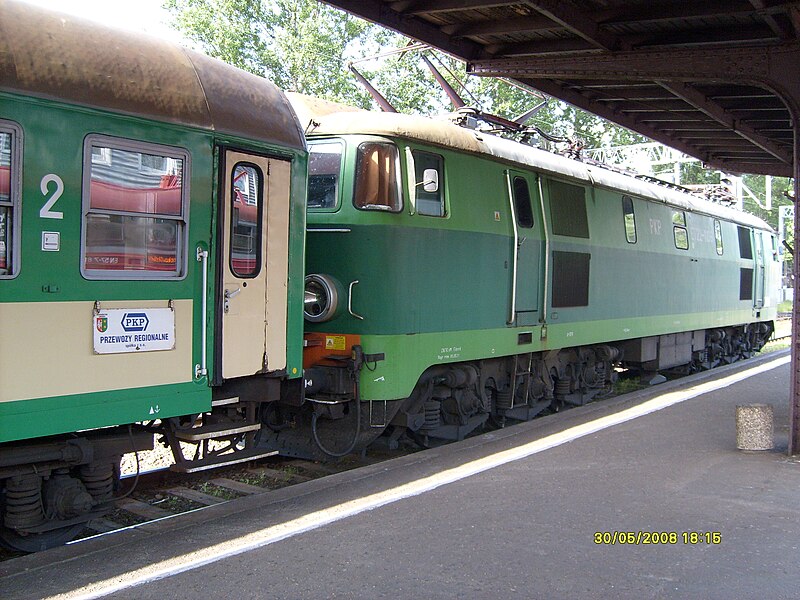 File:ET22-1106 przyprowadził pociąg pośpieszny "Bachus" do Zielonej Góry.JPG