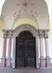 Porte d'entrée sous porche baroque