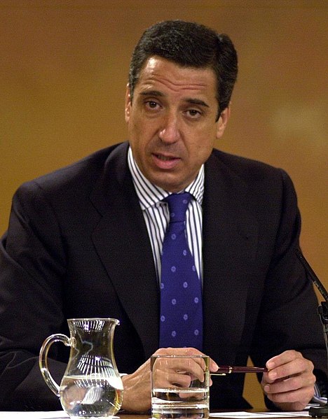 File:Eduardo Zaplana en la rueda de prensa posterior al Consejo de Ministros (cropped).jpg