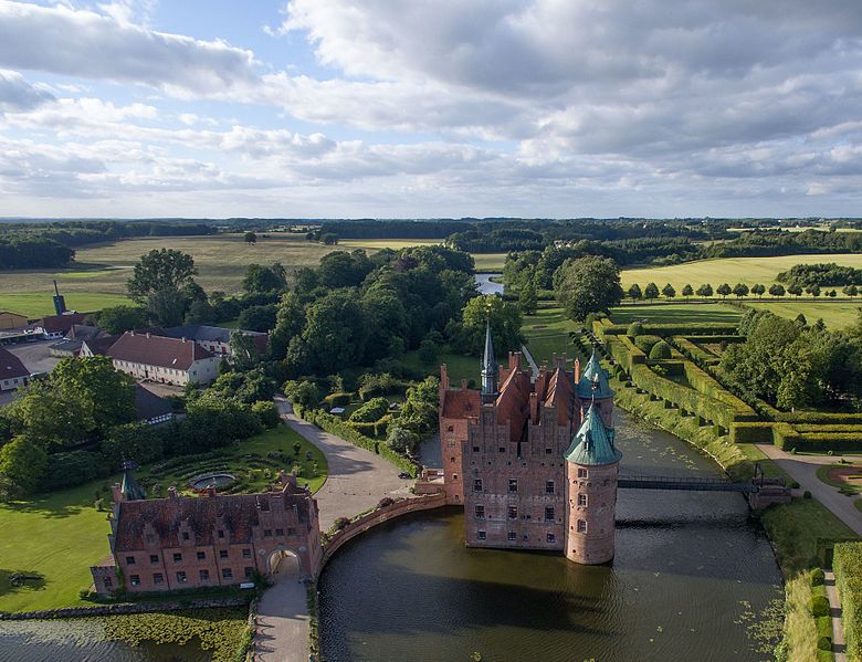 File:Egeskov Castle (28103028186).jpg