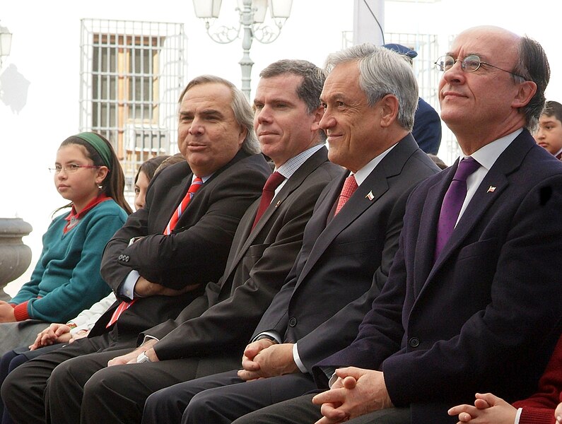 File:El Presidente de la República, junto al ministro de Educación, promulga la Ley de Aseguramiento de la Calidad de la Educación.jpg