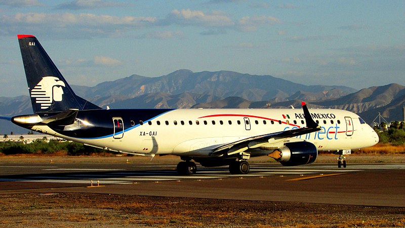 File:Embaer 190 de Aeromexico Connect en posicion para despegar en la pista 13 de Torreon.jpg