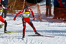 Svendsen, suivi par un autre concurrent, en pas de patineur dans une montée.