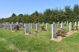 Quelques-unes des 52 tombes militaires du cimetière communal.