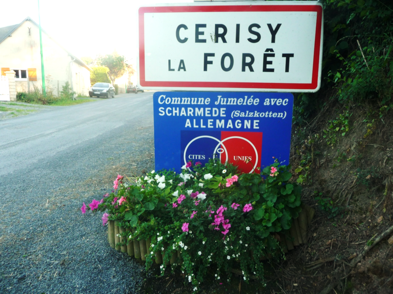 File:Entrée commune de Cerisy-La-Forêt.png