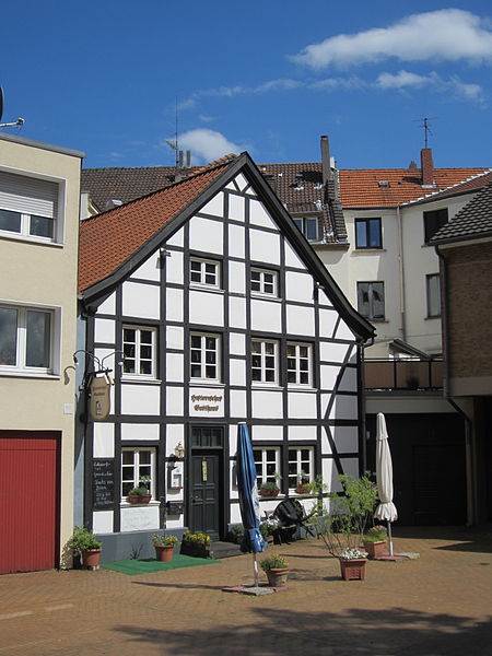 File:Essen-Borbeck-Mitte Dionysiuskirchplatz 2.jpg