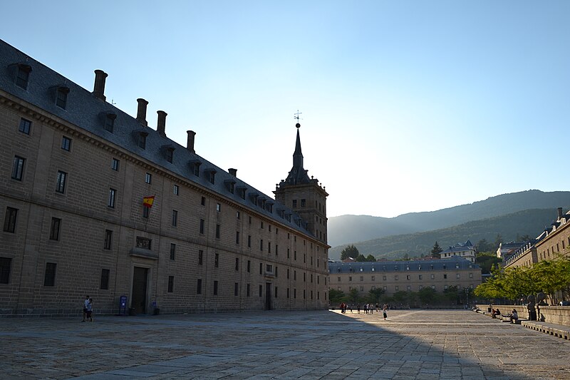 File:Fachada Norte del Monasterio de El Escorial 14.JPG