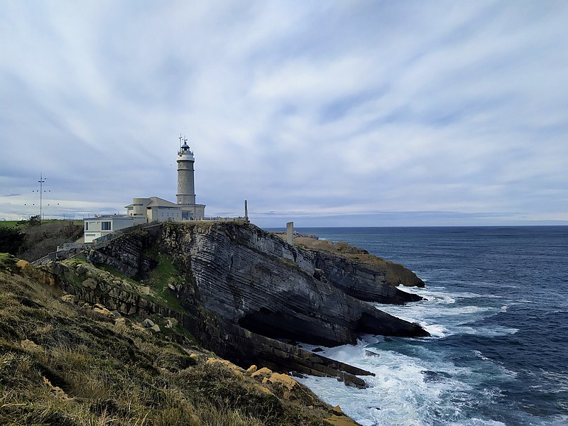 File:Faro de Cabo Mayor en Santander.jpg