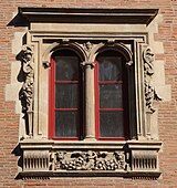 Double window of the Hôtel du Vieux-Raisin, decorated with a mascaron above it, an Ionic column in the middle, and caryatids at its edges