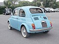 Fiat 500, l'originale, toute belle dans cette livrée bleue ciel, avec les flancs blancs sur ses pneus. Il ne manque plus que le Klaxon italien au son de "La Cucaracha" !
