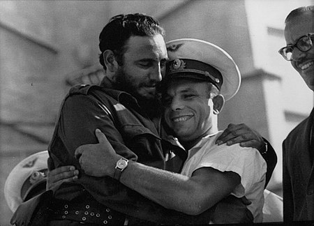 Tập tin:Fidel-Gagarin-hug.jpg