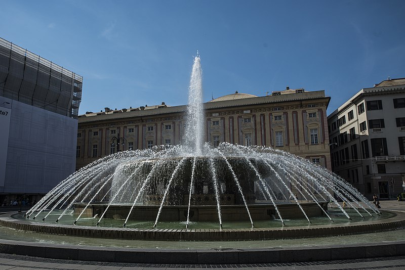 File:Fontana di Piazza De Ferrari con acqua cristallizzata nell'attimo.jpg