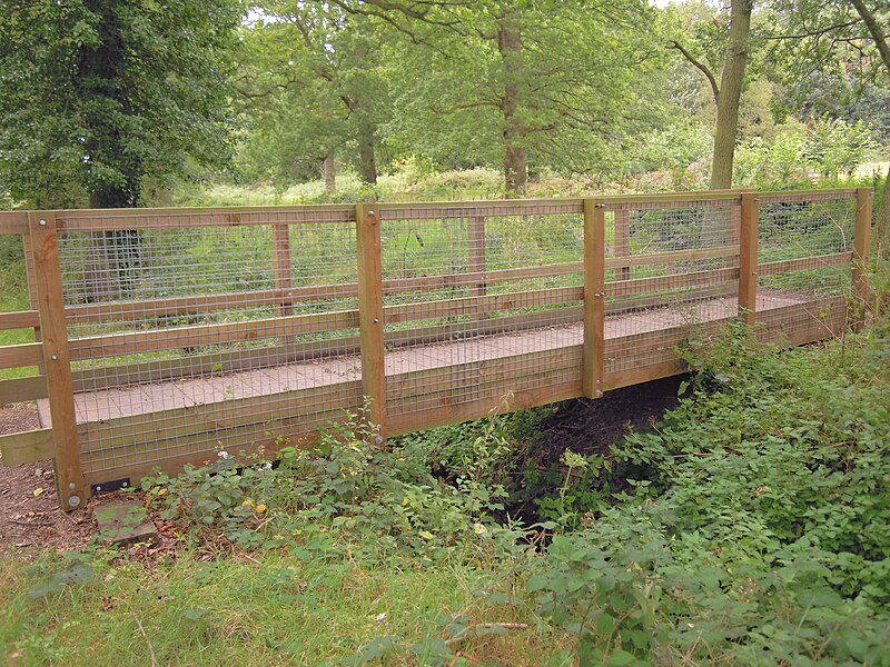 File:Footbridge over Scarrow Beck Felbrigg Park 29 August 2014 .JPG