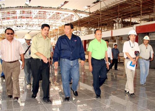 Senator Franklin Drilon inspecting the construction, 2006