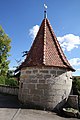 Friedhofsmauer mit Rundturm und Friedhofskreuz