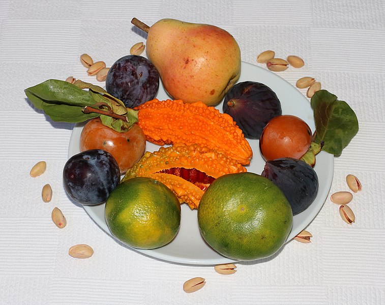 File:Fruit on a plate 2019 G1.jpg