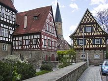 Links das Alte Schloss, rechts das Bentheim’sche Forstamt (heute Gaststätte), in der Mitte der Turm der ev. Stadtkirche