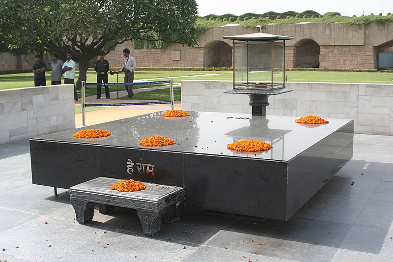 File:Gandhi's Tomb.jpg