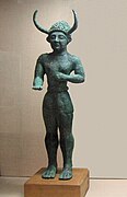 Figurine représentant un homme à cornes de taureaux, retrouvée à Enkomi, en Chypre.